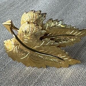 Jeri Lou Vintage Scarf Clip Double Leaf Gold Tone Signed 2.25" x 1.5”